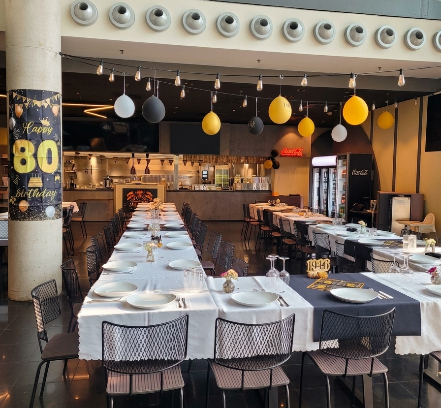 Festlich eingedeckte Geburtstagstafel mit Luftballons im Grillpalast