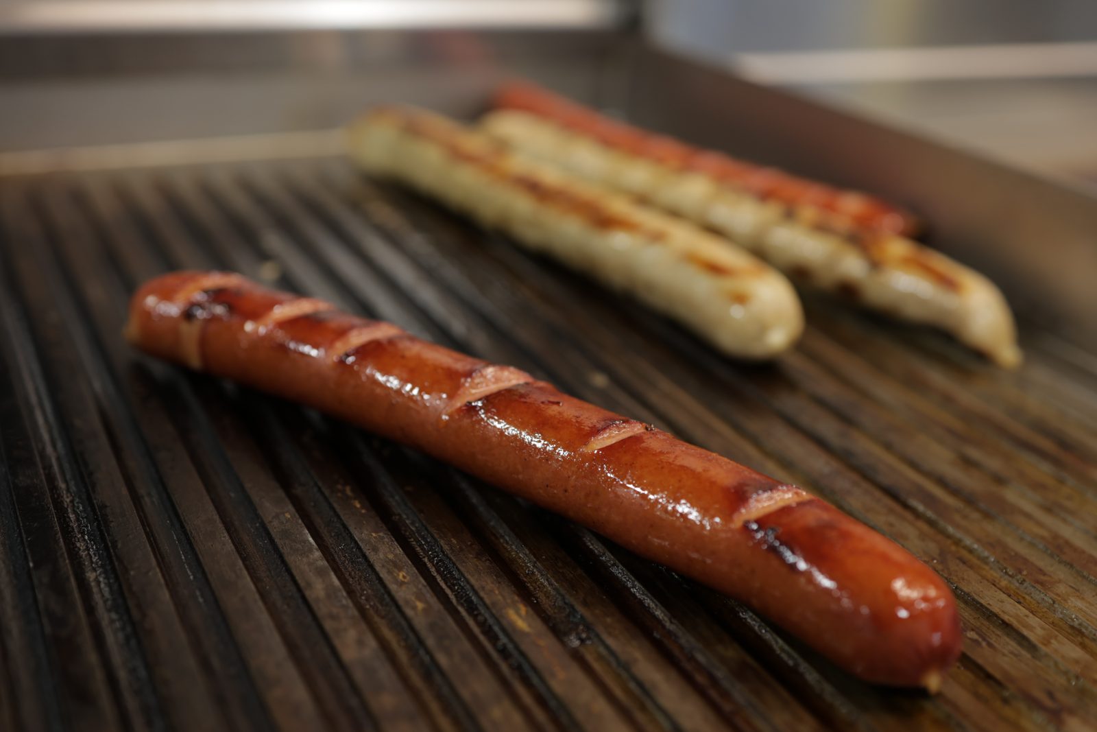 Bratwürste frisch auf dem Grill